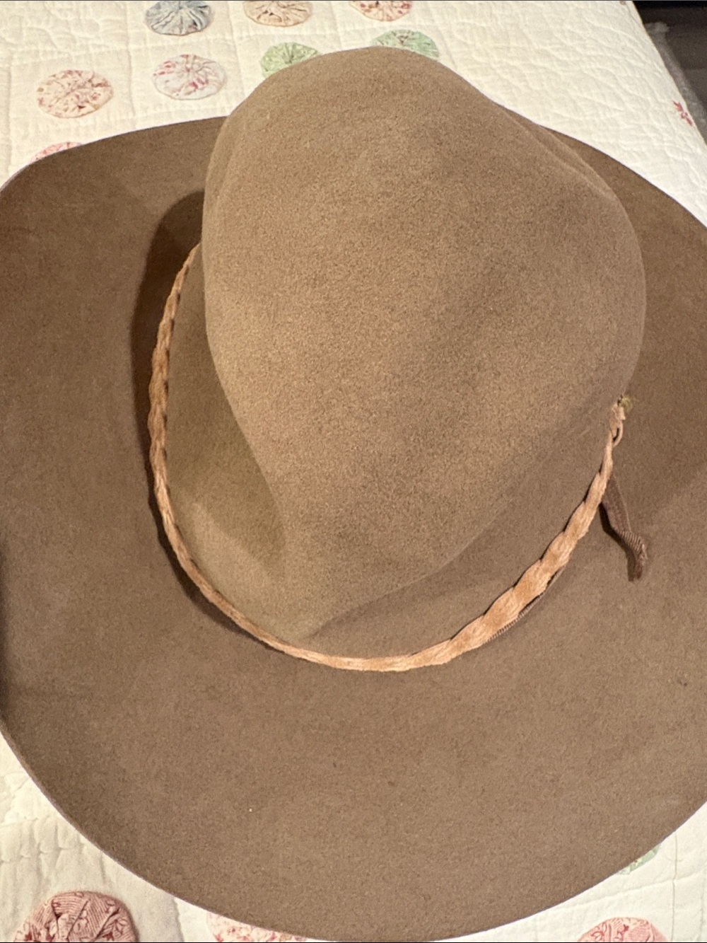 Akubra Snowy River Felt Hat - Taupe Brown
Beautiful hat ,wonderful condition